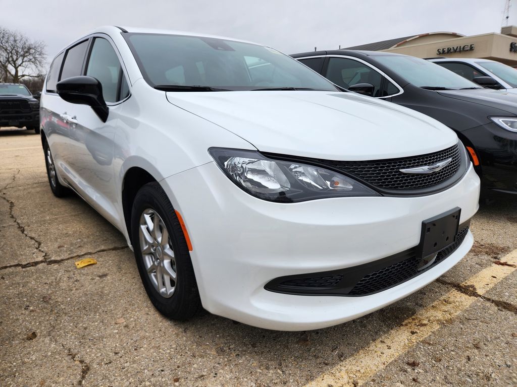 2026 Chrysler Voyager LX's photo