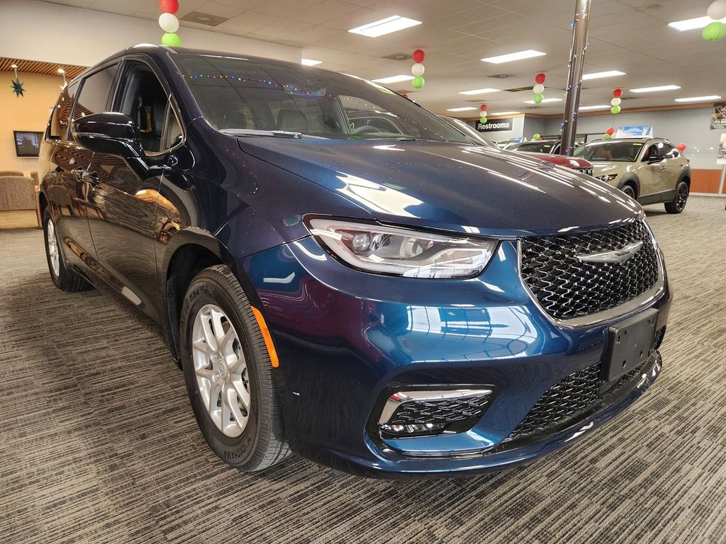 2025 Chrysler Pacifica Select's photo