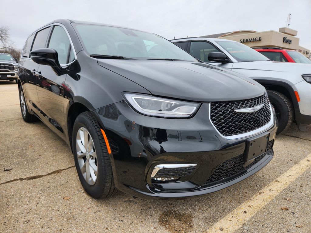 2026 Chrysler Pacifica Select's photo