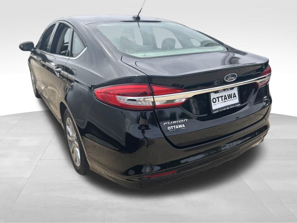 Used 2017 Ford Fusion SE Sedan