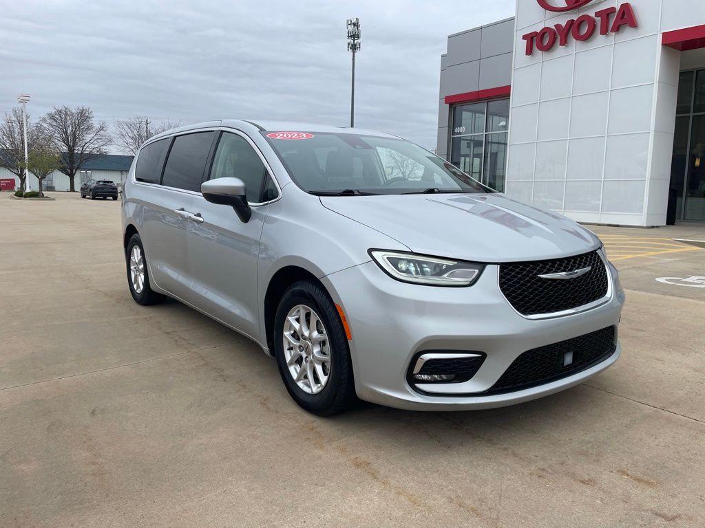 2023 Chrysler Pacifica Touring L's photo