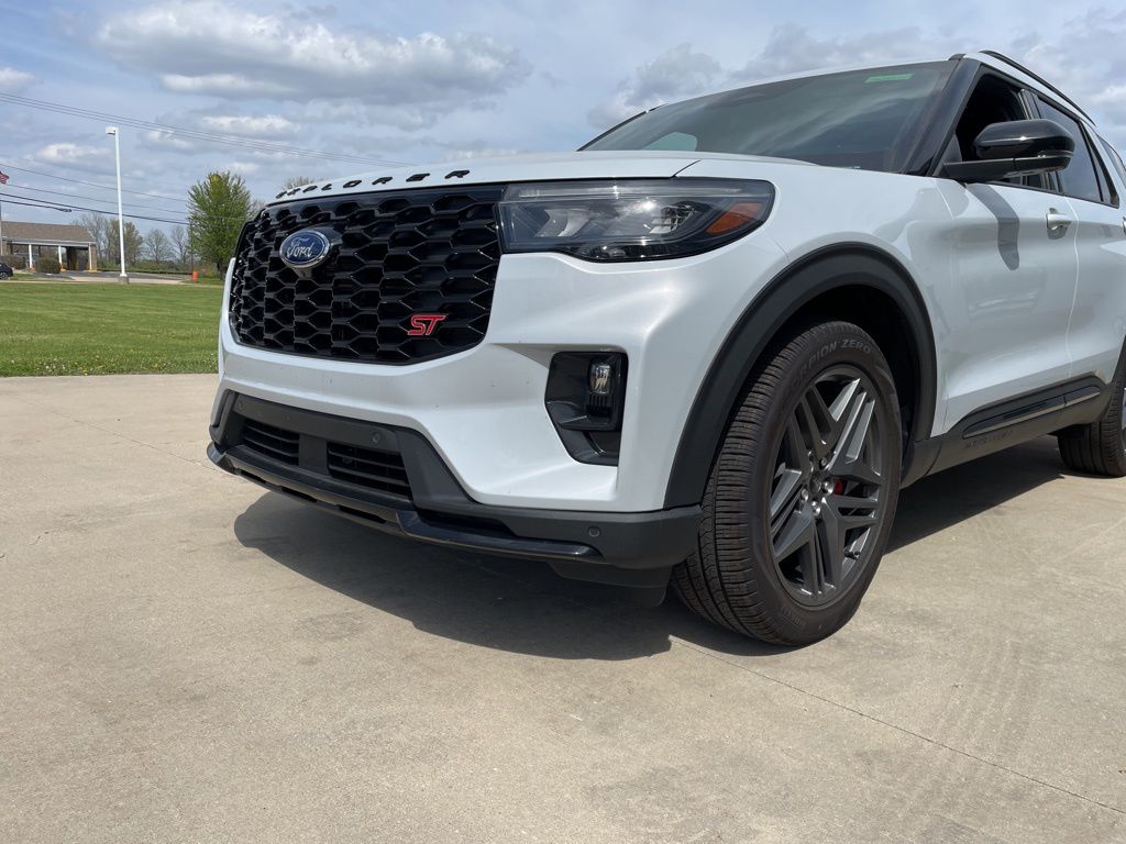 2026 Ford Explorer ST - Photo 17