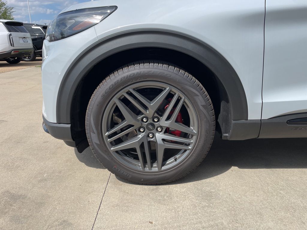 2026 Ford Explorer ST - Photo 18
