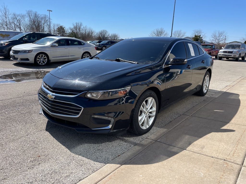 Used 2018 Chevrolet Malibu 1LT with VIN 1G1ZD5ST1JF116038 for sale in Ottawa, IL