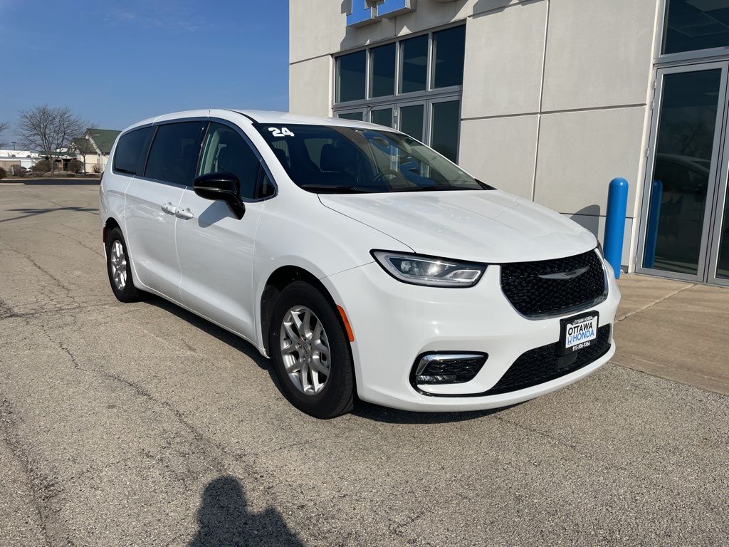 2024 Chrysler Pacifica Touring L's photo