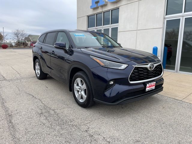 2023 Toyota Highlander LE's photo
