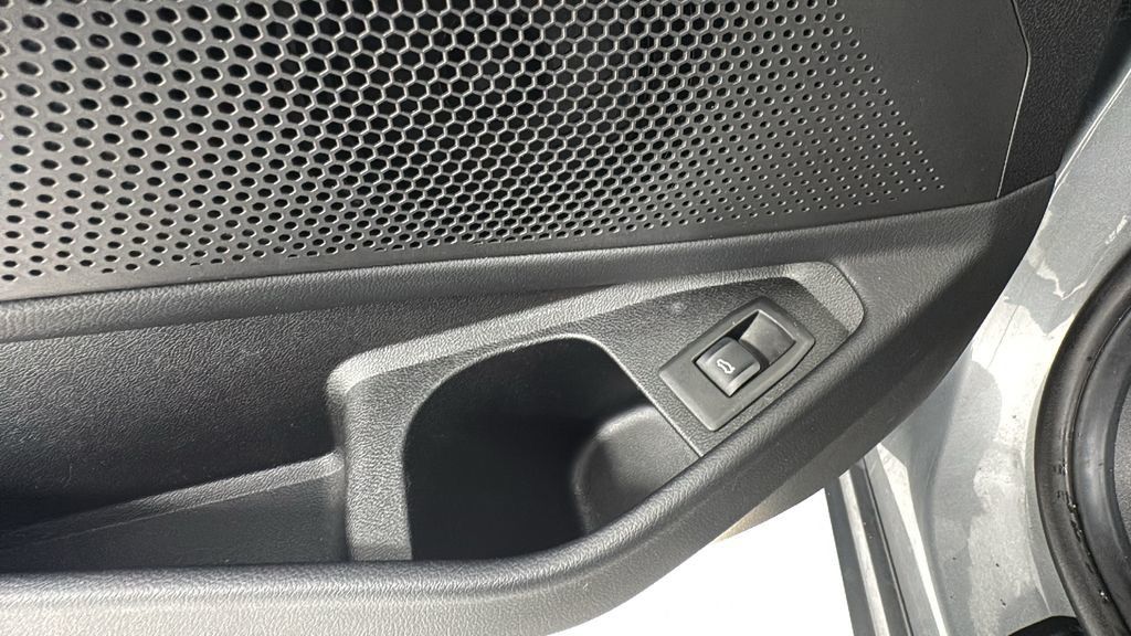 2025 BMW 3 Series 330i - Photo 18