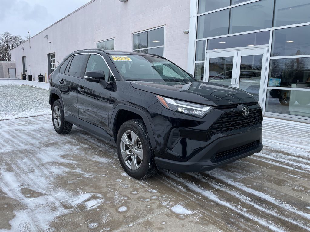 2023 Toyota RAV4 XLE's photo