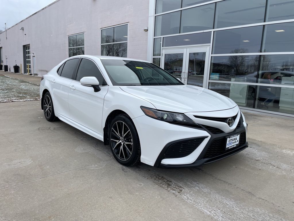 2024 Toyota Camry SE's photo