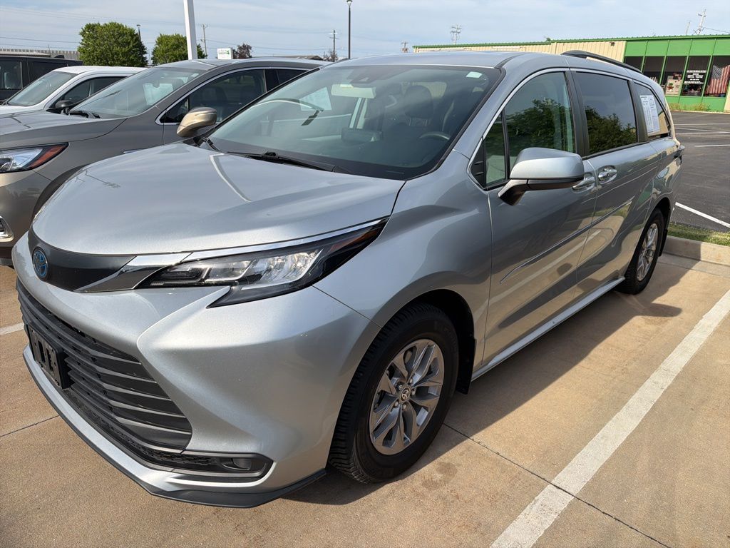 2022 Toyota Sienna LE 8-Passenger Hybrid AWD's photo