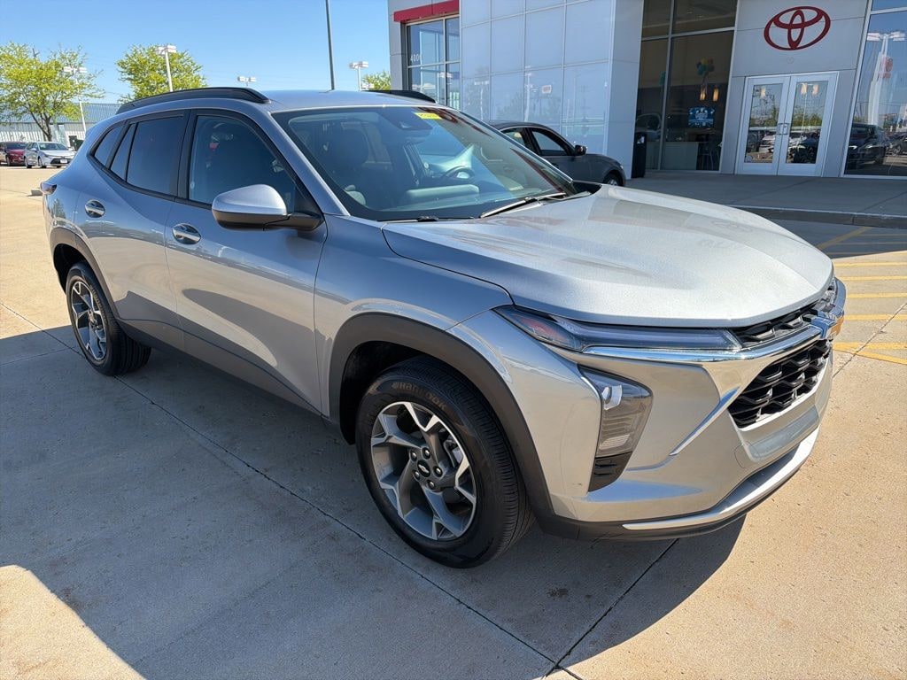 Used 2025 Chevrolet Trax LT SUV