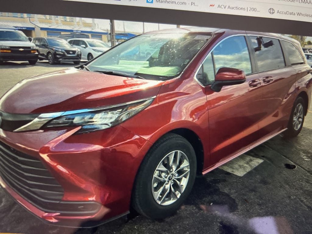 2024 Toyota Sienna LE's photo