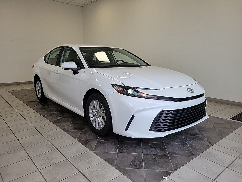 2025 Toyota Camry LE's photo