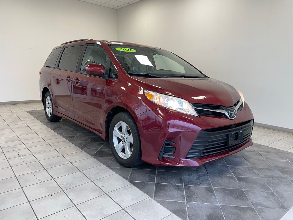 2020 Toyota Sienna LE's photo