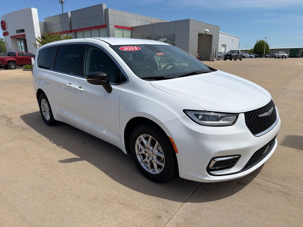 2024 Chrysler Pacifica Touring L's photo