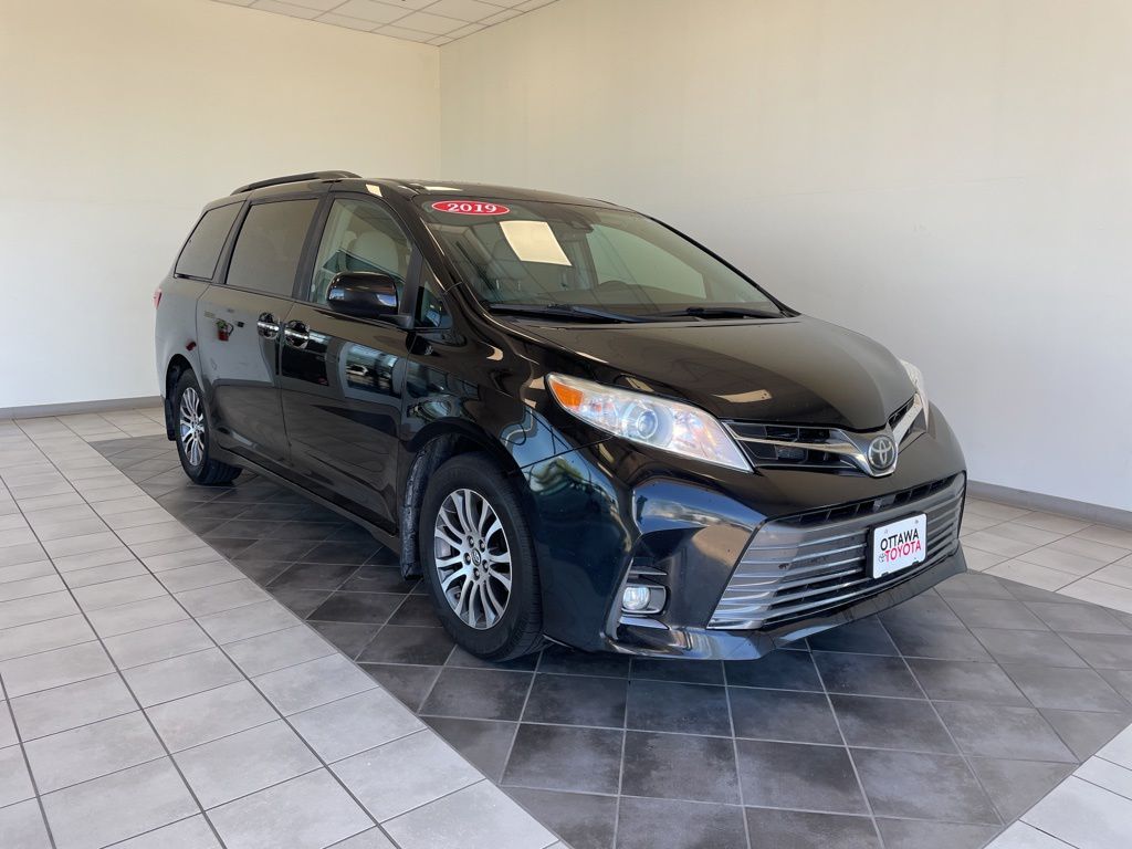 2019 Toyota Sienna XLE V6 8-Passenger's photo