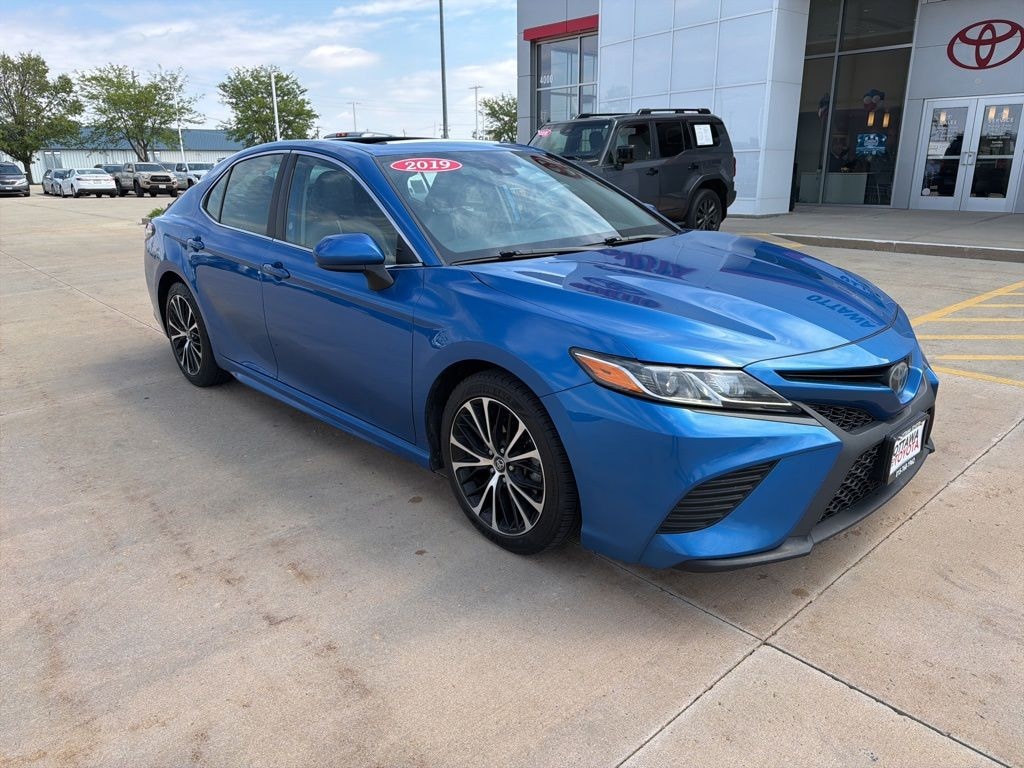 Used 2019 Toyota Camry SE Sedan
