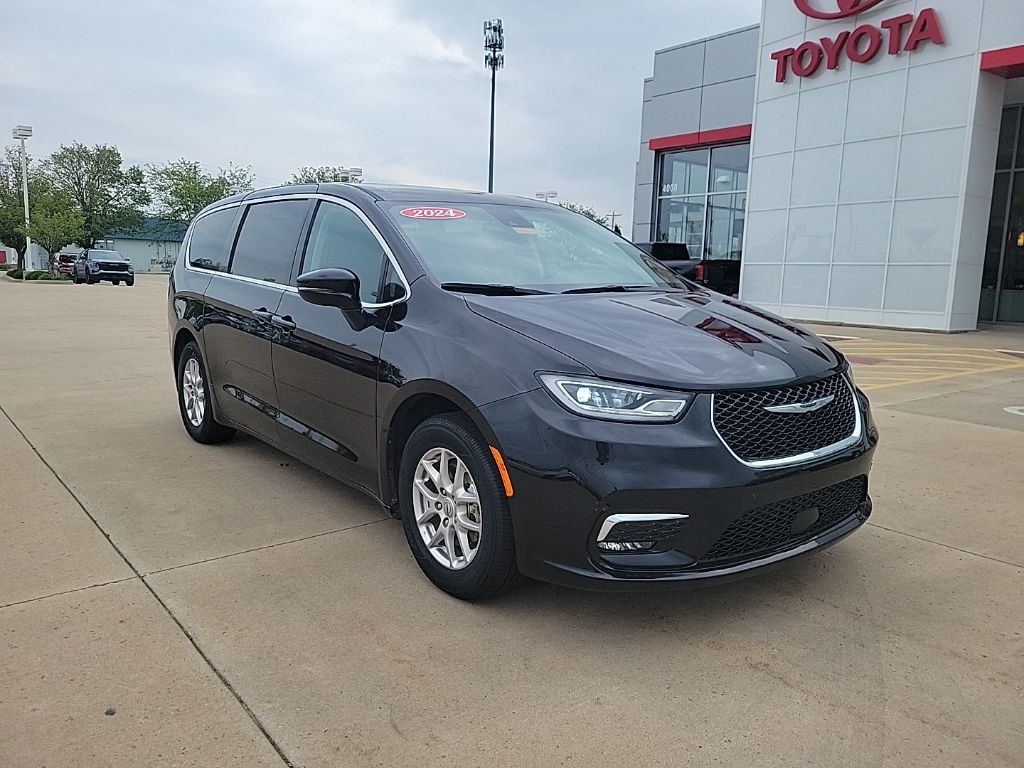 2024 Chrysler Pacifica Touring L's photo