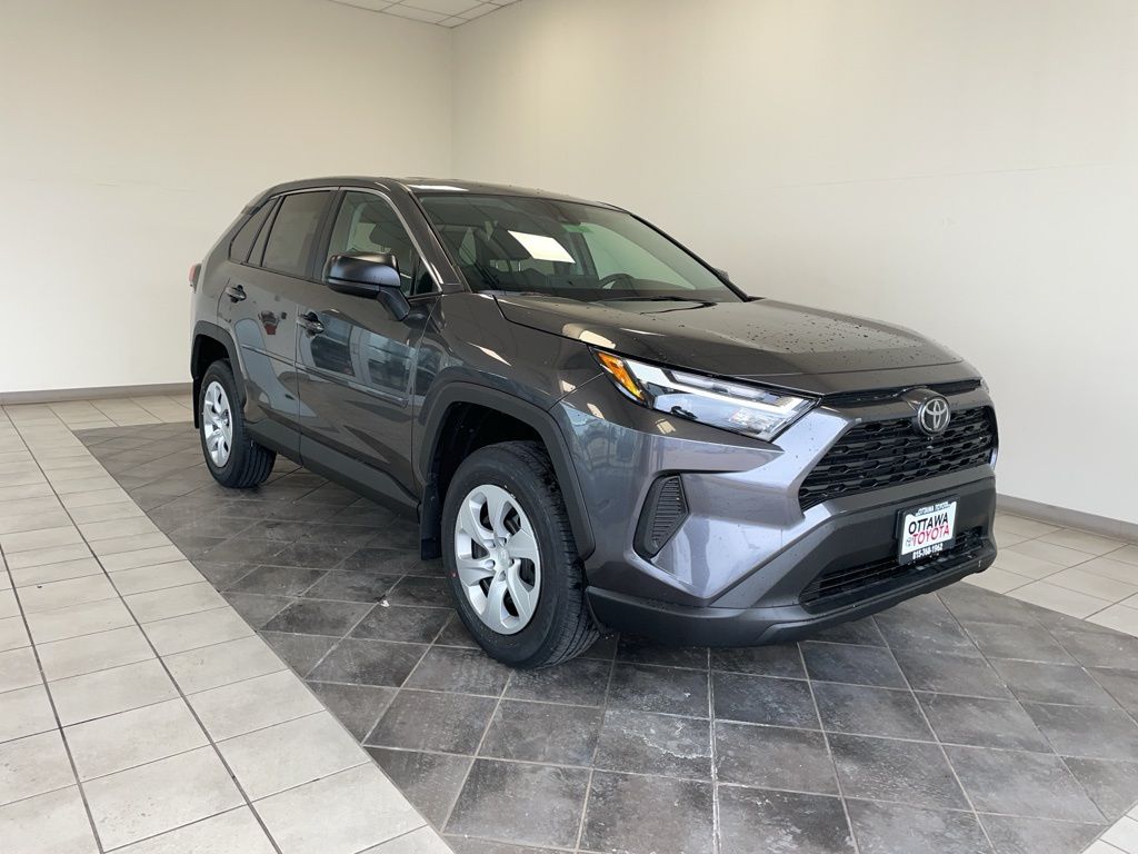 2025 Toyota RAV4 LE's photo