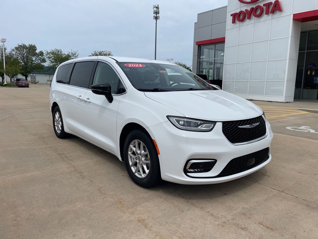 2024 Chrysler Pacifica Touring L's photo