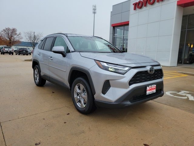 2025 Toyota RAV4 XLE's photo