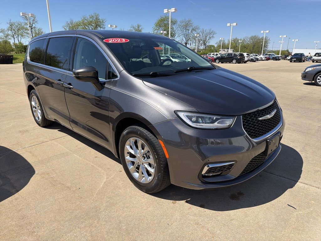 2023 Chrysler Pacifica Touring L AWD's photo