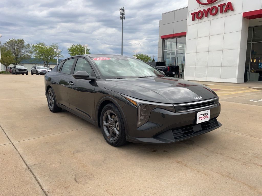 2025 Kia K4 LXS AT's photo