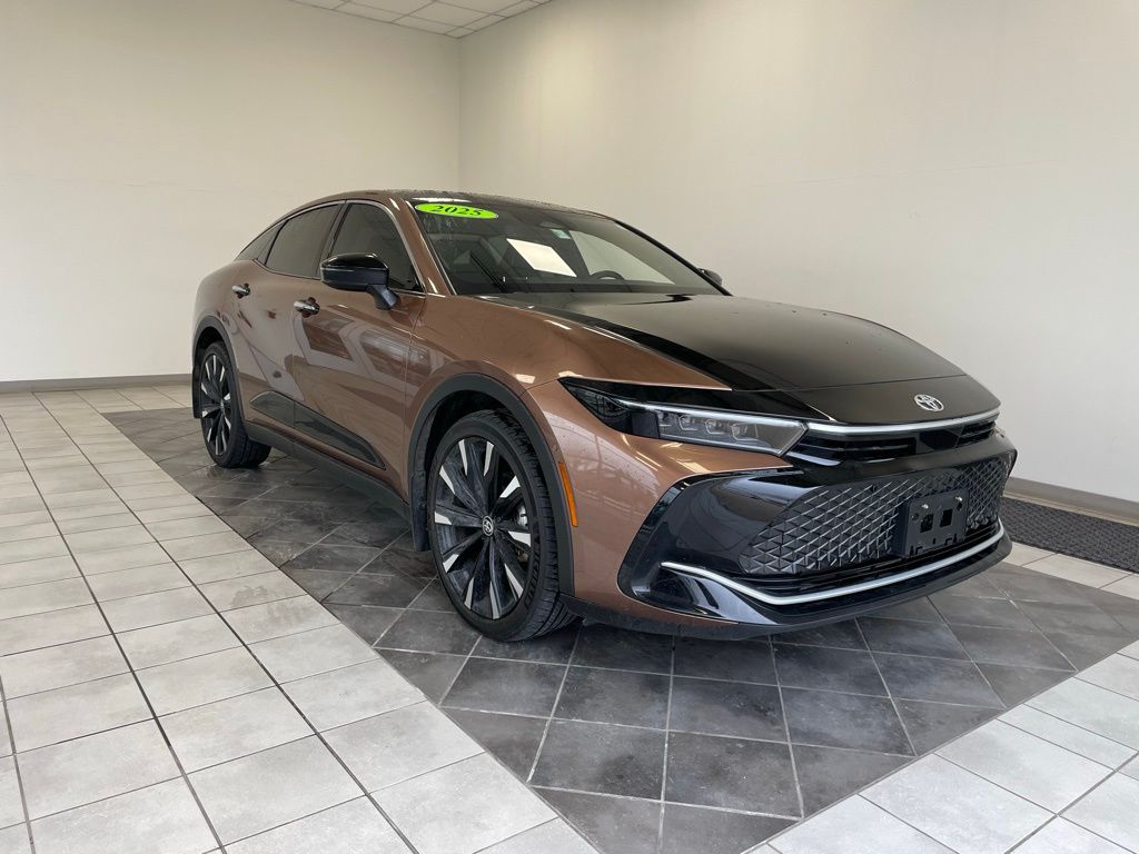 2025 Toyota Crown Platinum's photo