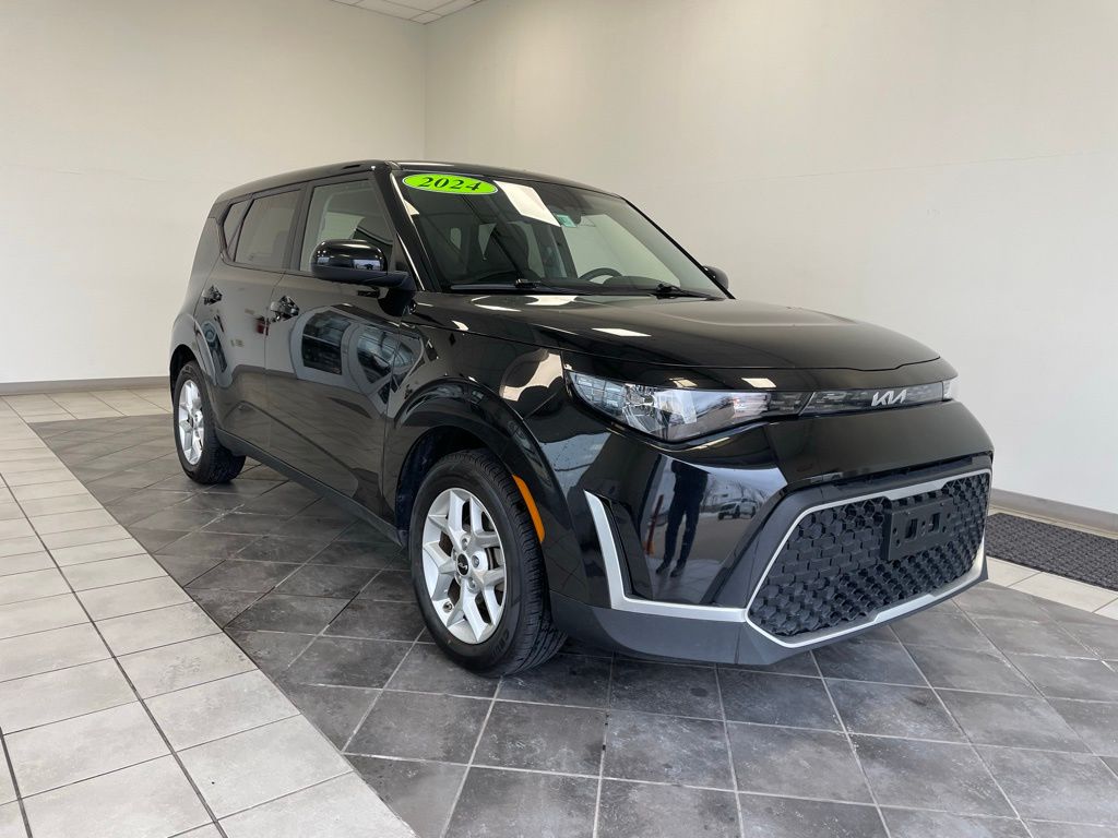 2024 Kia Soul LX's photo