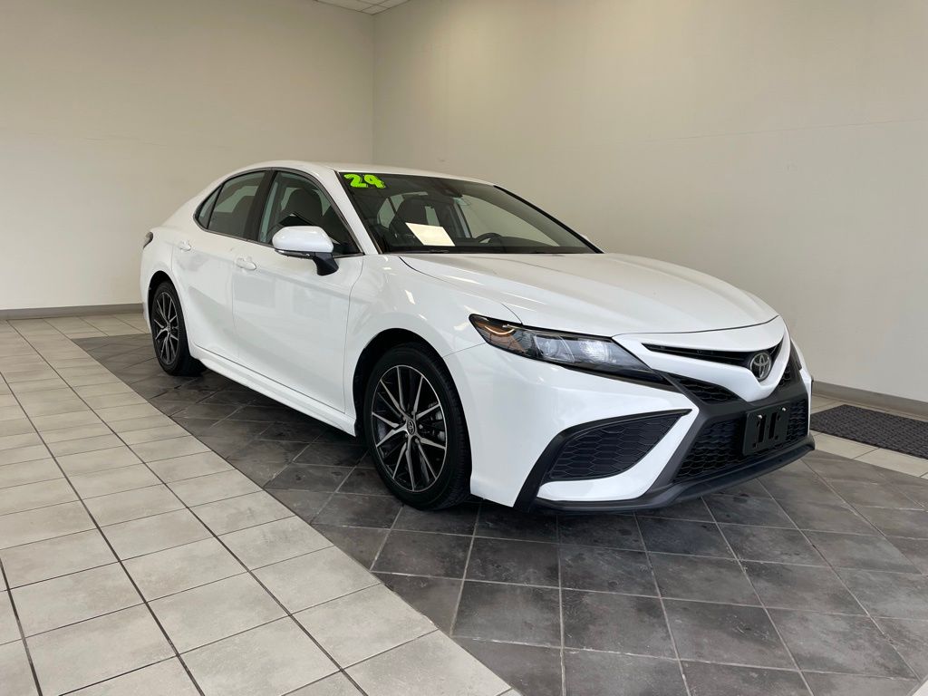 2024 Toyota Camry SE's photo