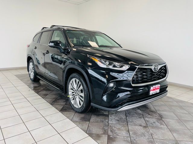 2026 Toyota Highlander Platinum's photo