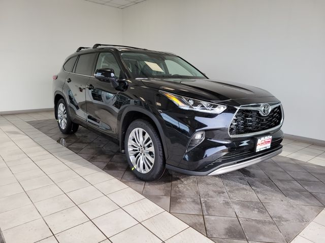 2026 Toyota Highlander Platinum's photo