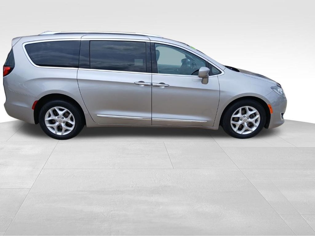 2017 Chrysler Pacifica Touring-L Plus's photo