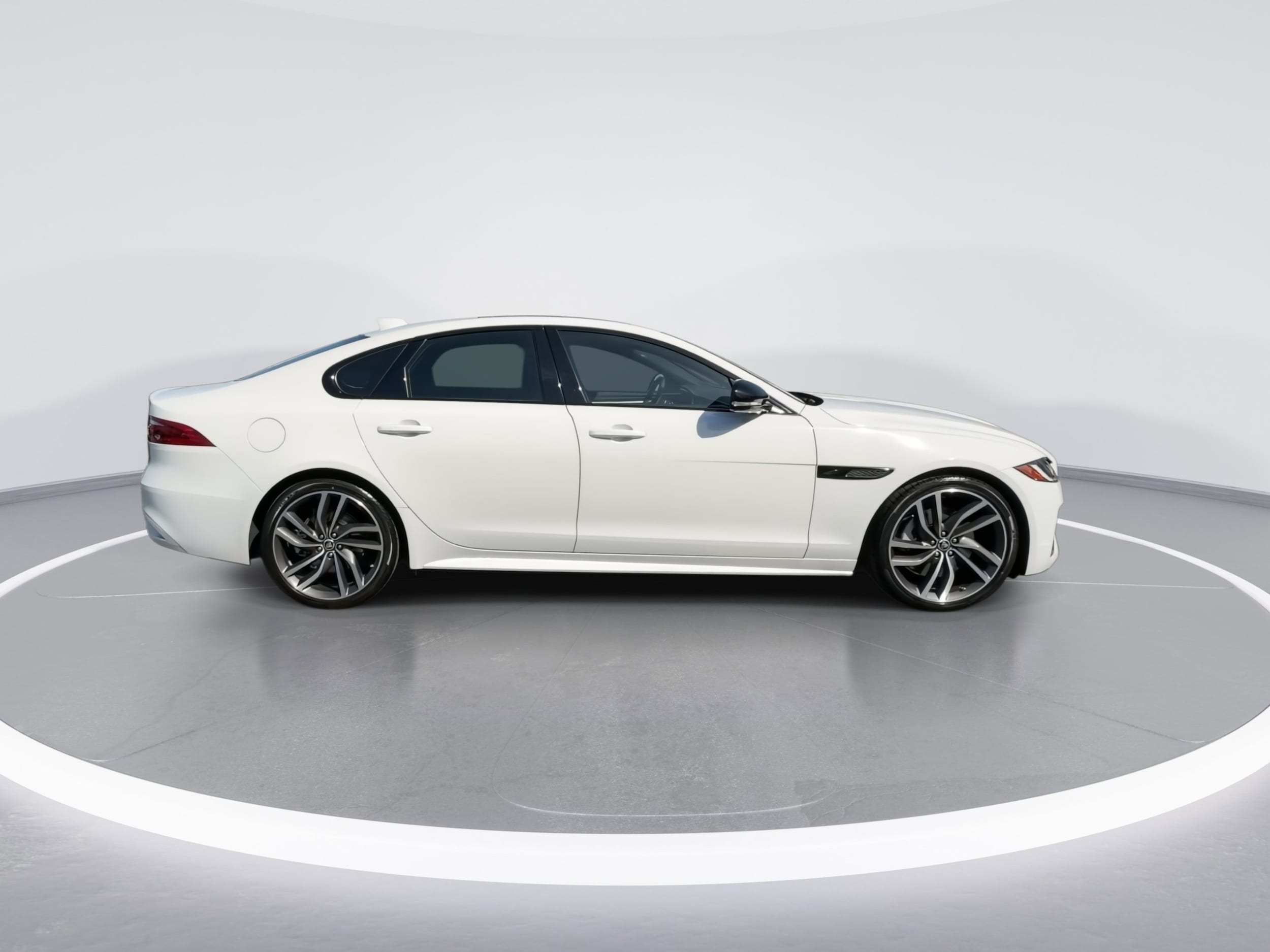 2024 Jaguar XF R-Dynamic SE - Photo 9