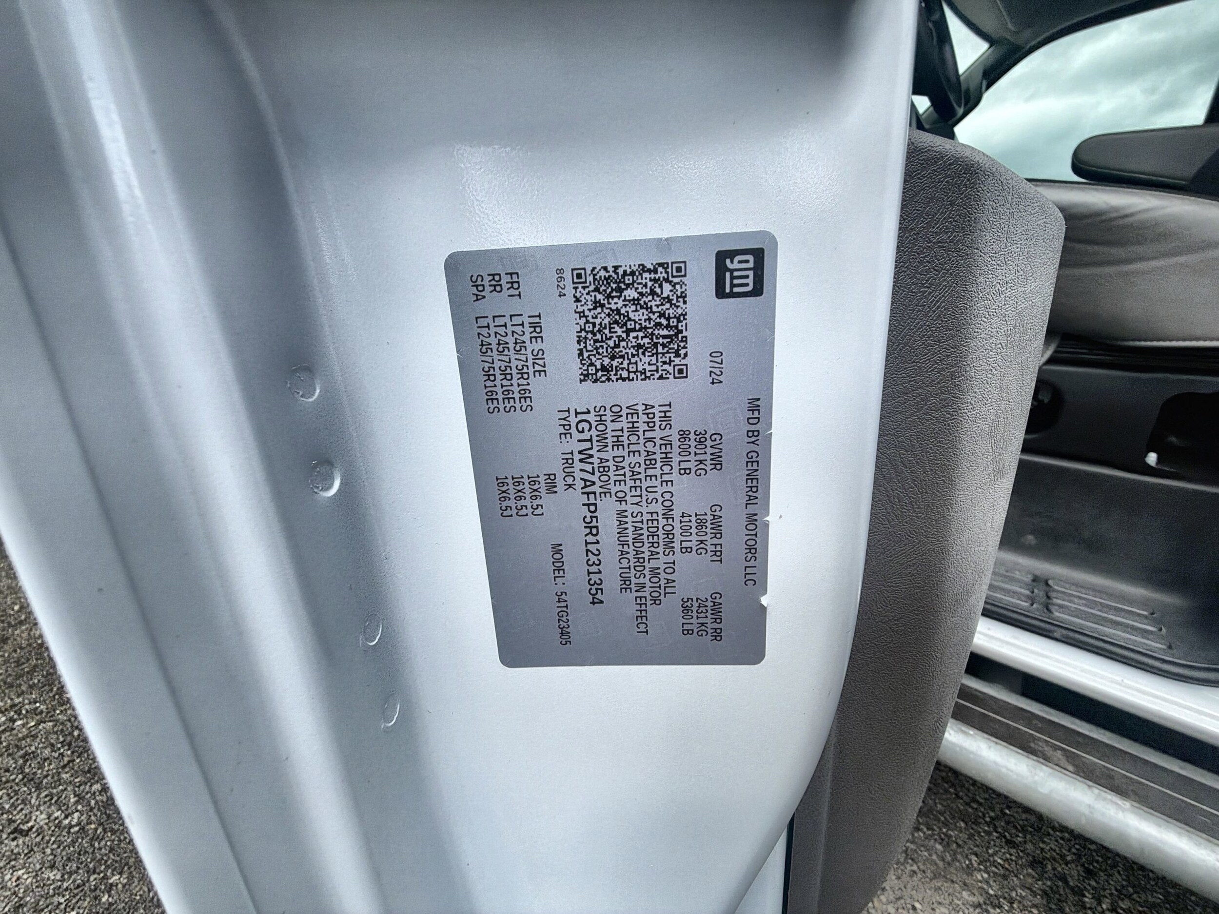 2024 GMC Savana Cargo Work Van - Photo 34