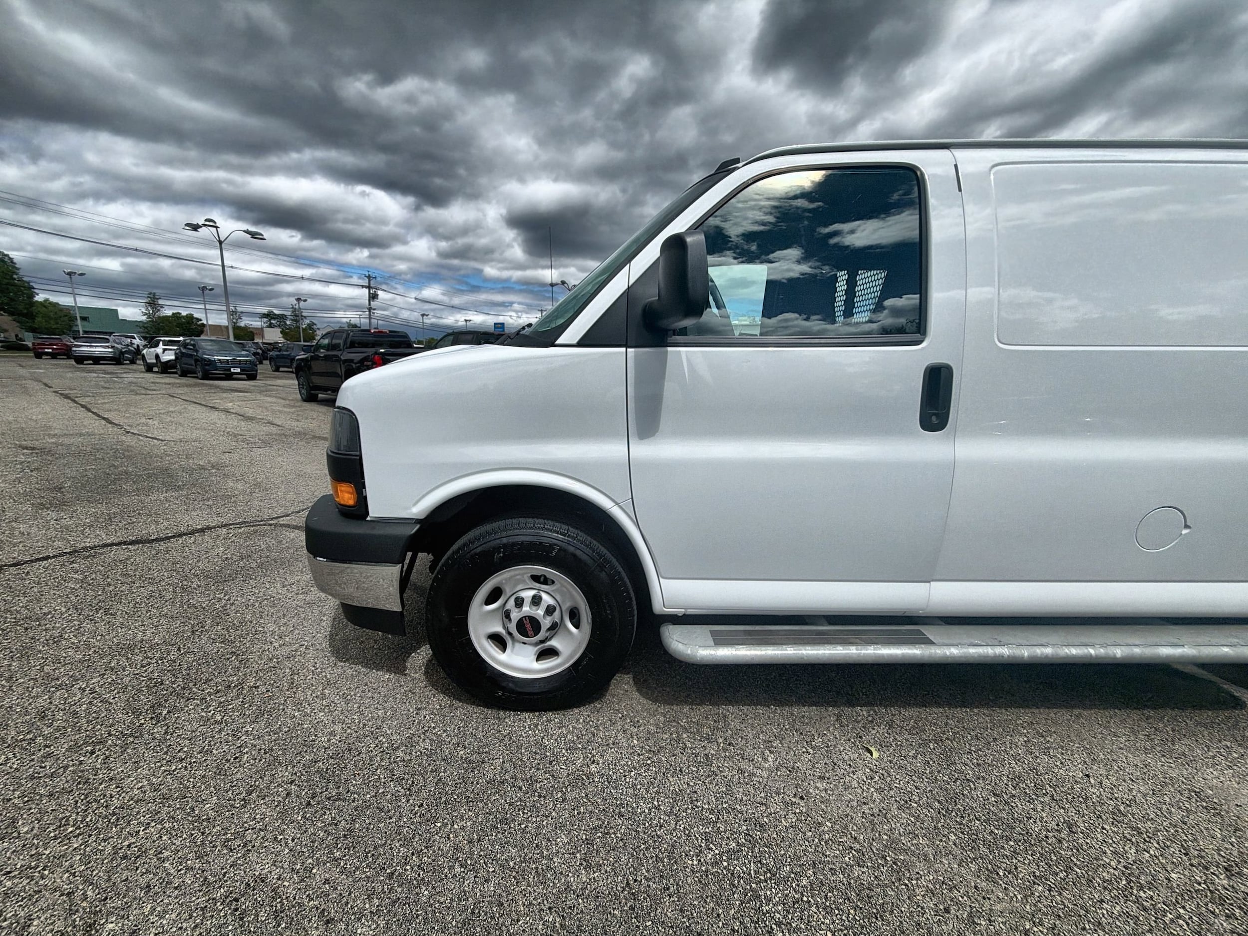 2024 GMC Savana Cargo Work Van - Photo 33