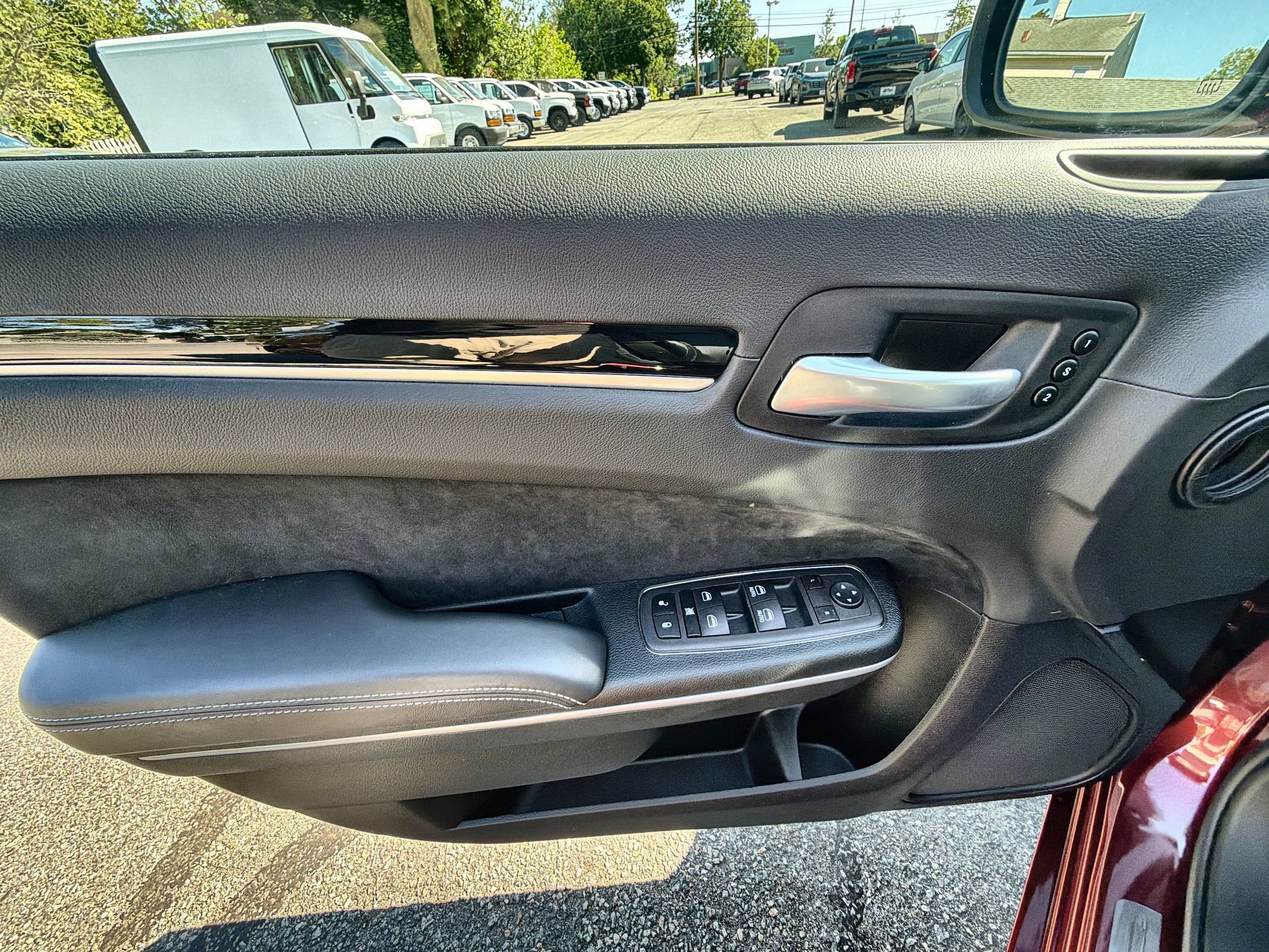2023 Chrysler 300 C - Photo 24