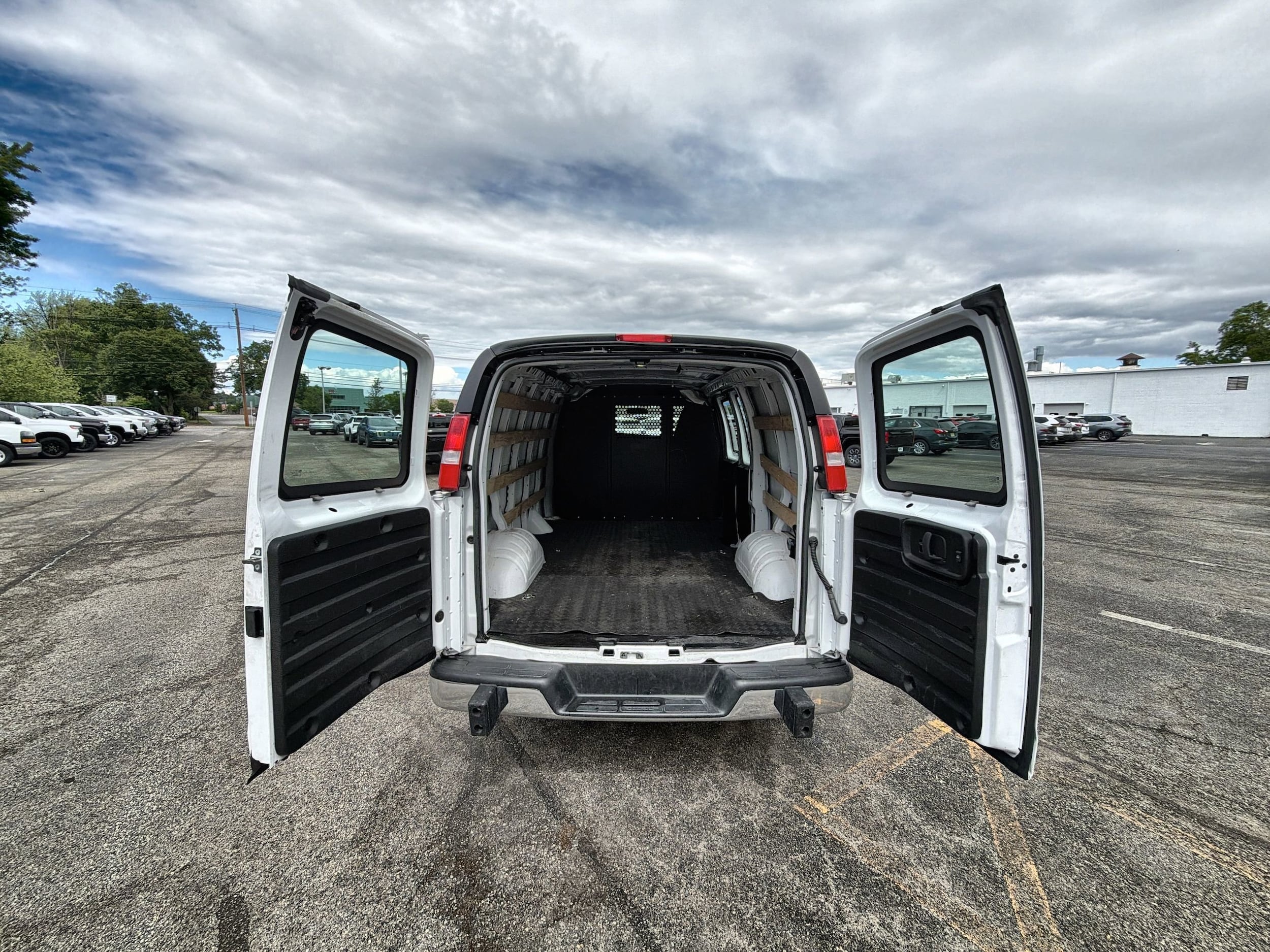 2024 Chevrolet Express Cargo Work Van - Photo 26