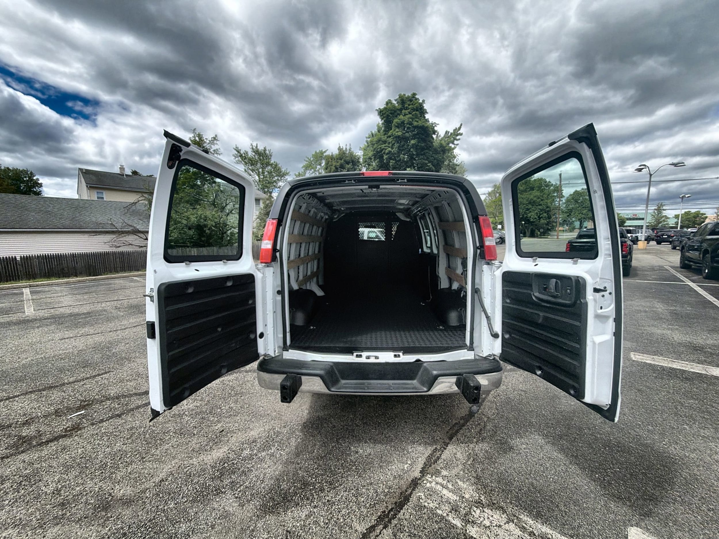 2024 GMC Savana Cargo Work Van - Photo 26