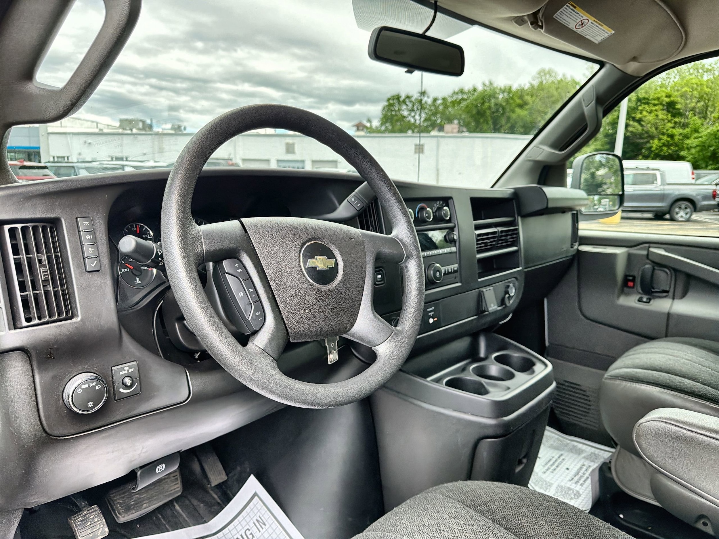 2024 Chevrolet Express Cargo Work Van - Photo 10