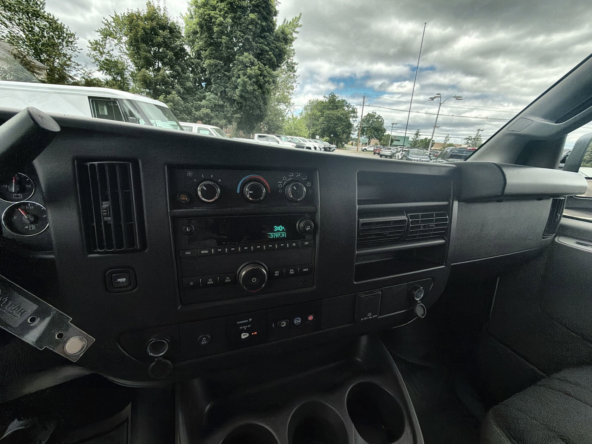 2024 GMC Savana Cargo Work Van - Photo 17