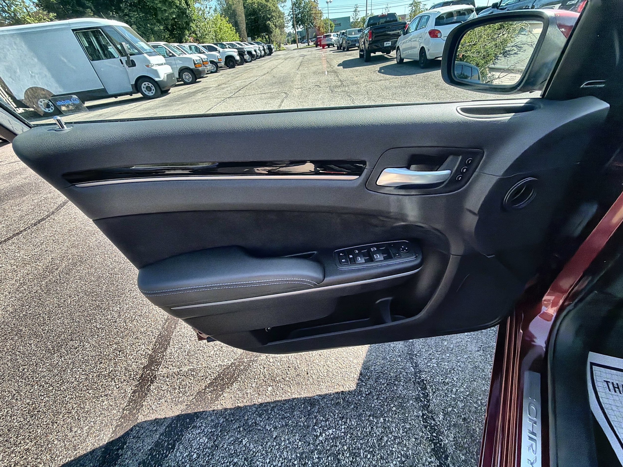 2023 Chrysler 300 C - Photo 23