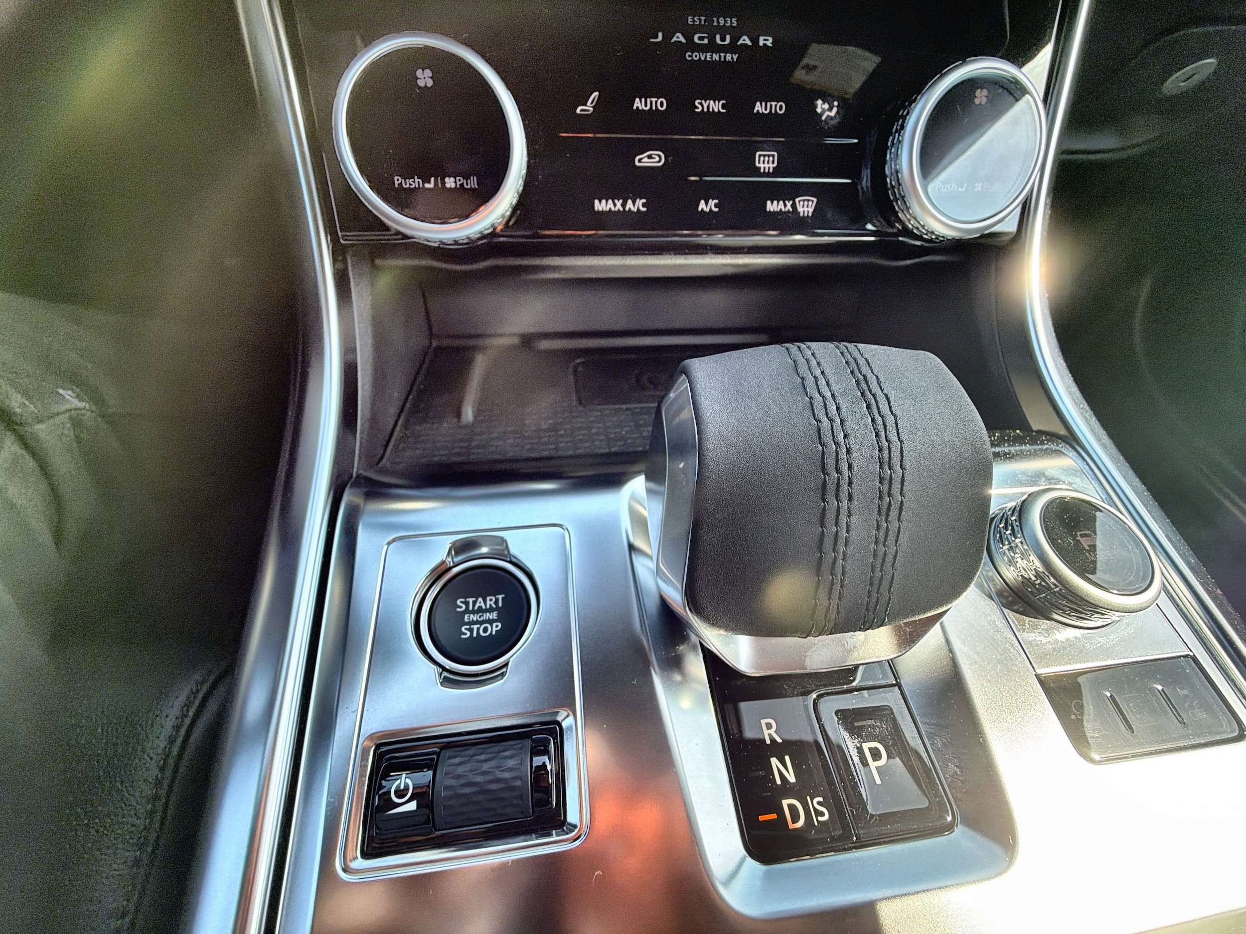 2024 Jaguar XF R-Dynamic SE - Photo 17