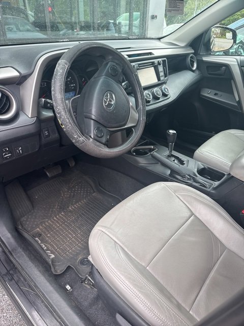 2016 Toyota RAV4 LE photo 4