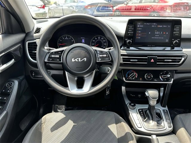 2023 Kia Seltos LX photo 2
