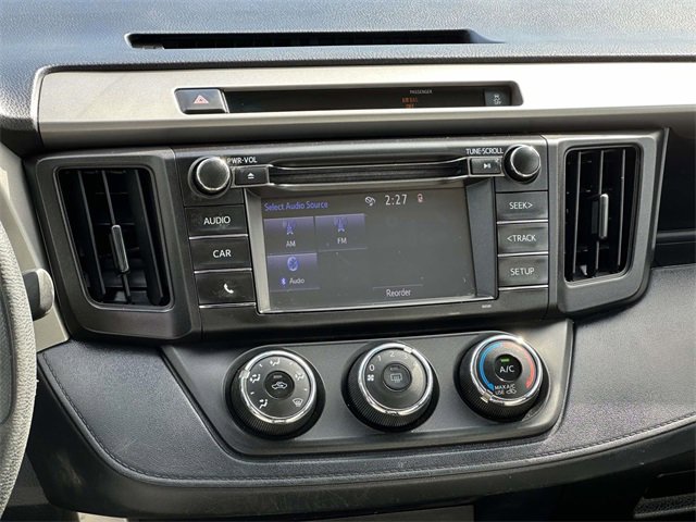 2016 Toyota RAV4 LE photo 3
