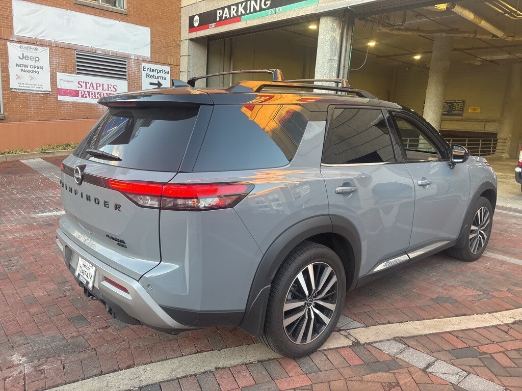 2023 Nissan Pathfinder Platinum photo 2