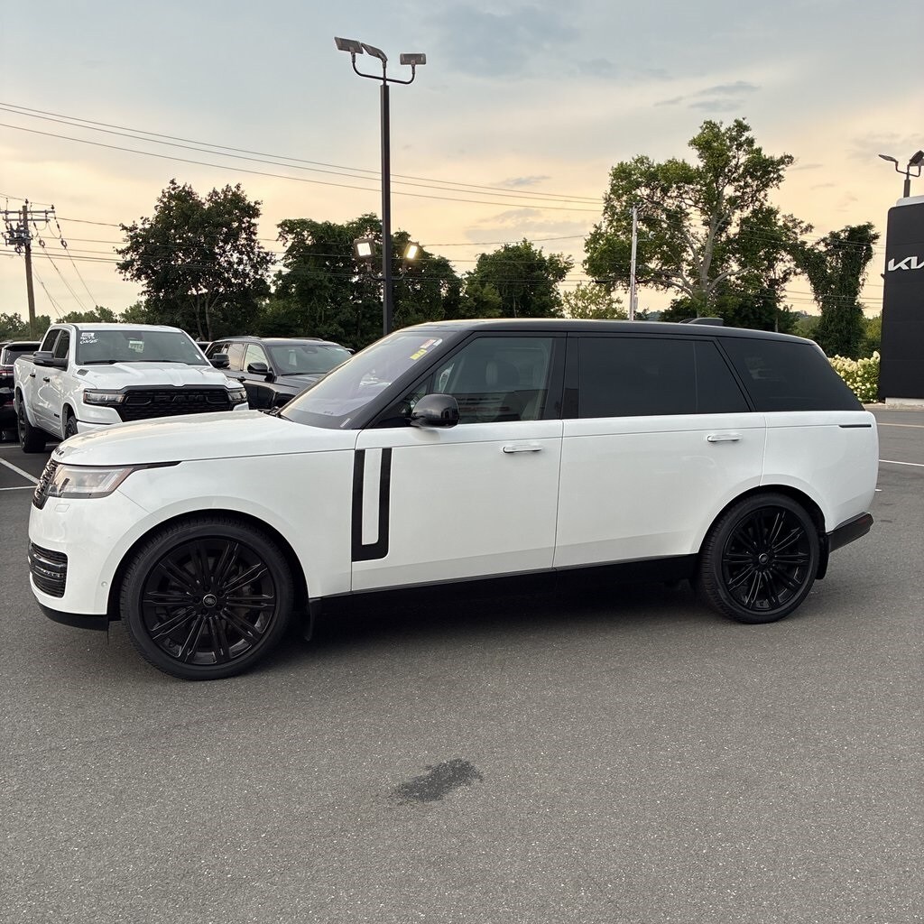2023 Land Rover Range Rover SE photo 4