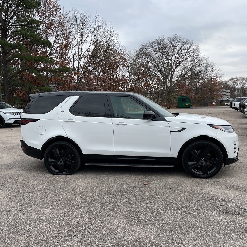 2023 Land Rover Discovery Metropolitan Edition photo 2