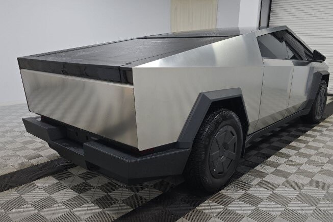 2024 Tesla Cybertruck photo 3